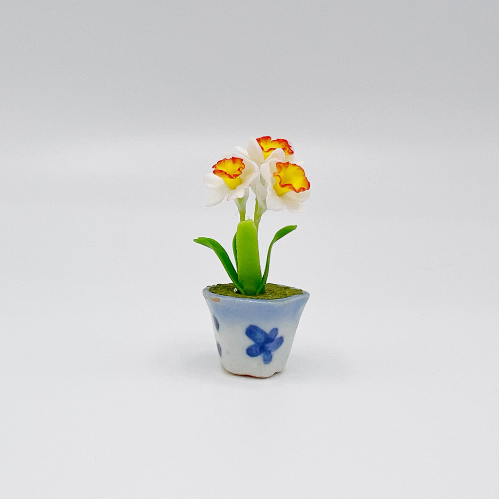 White and Yellow Daffodils in Pot - Dollhouse Miniature